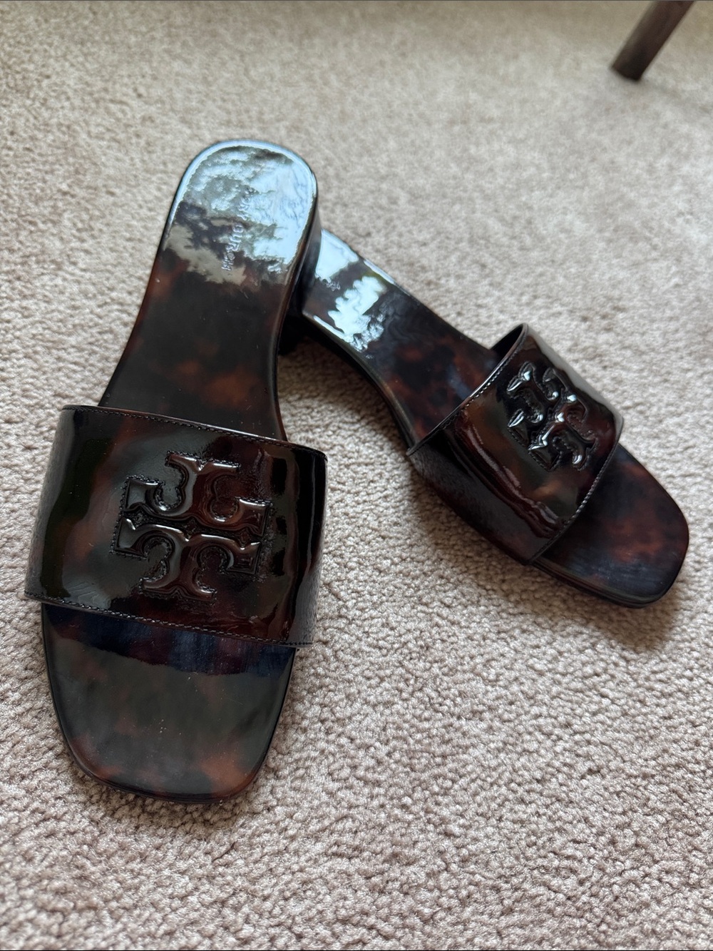 Tory Burch Brown Tortoiseshell Patent Logo Slide Sandals - Picture 3 of 14